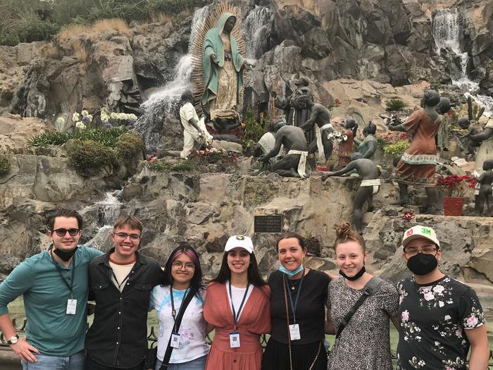 宾州州立银行 students visiting the Shrine of the Virgin of Guadalupe