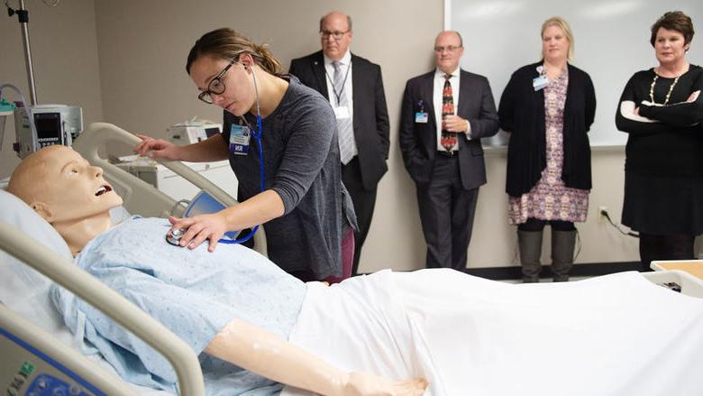 宾州州立卫生院. Joseph unveils new nursing simulation lab in Downtown 阅读